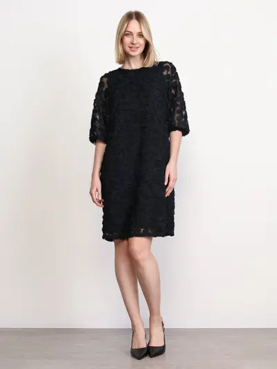 Платье черного цвета из фактурного трикотажа